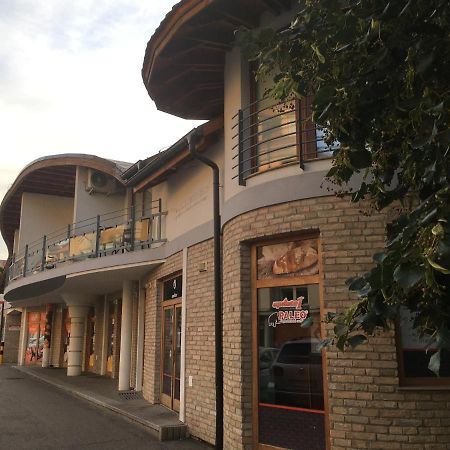 Konde Apartments B Дунавска Стреда Екстериор снимка