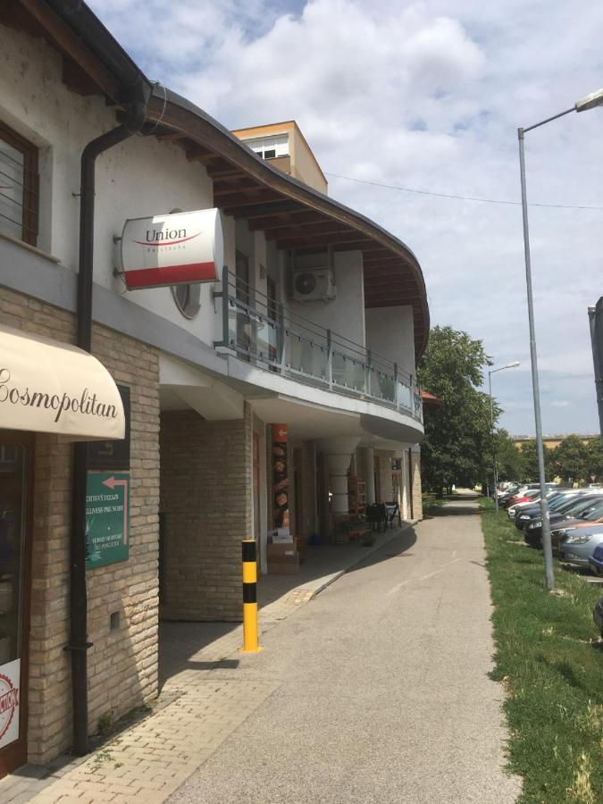Konde Apartments B Дунавска Стреда Екстериор снимка
