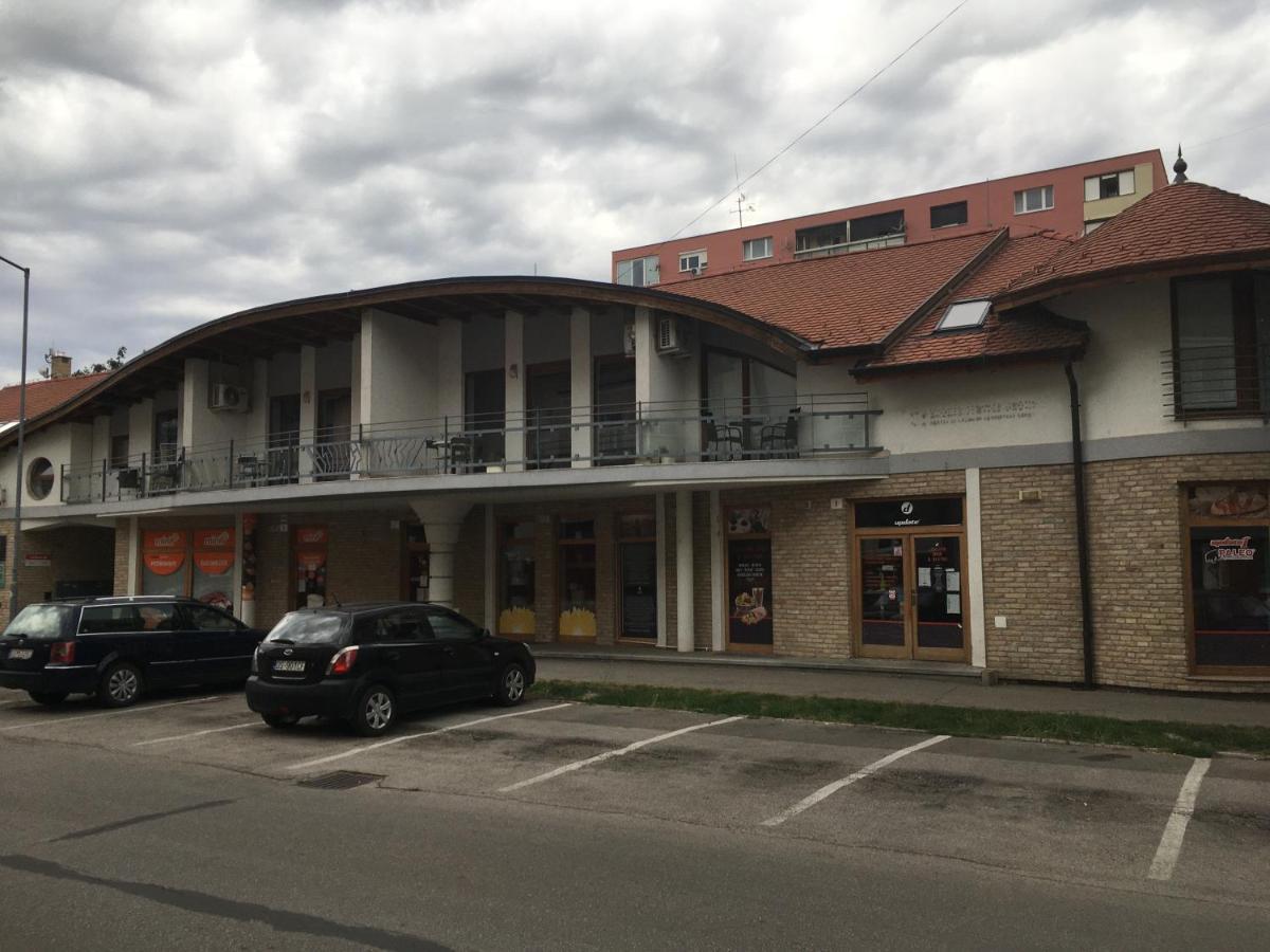 Konde Apartments B Дунавска Стреда Екстериор снимка